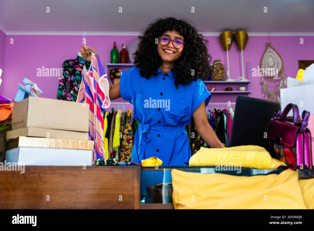 Belle jeune femme hispanique gérant ses affaires de commerce électronique de vêtements à la maison à partir de la maison - femme entrepreneur possède un magasin d'achat en ligne, concepts Banque D'Images