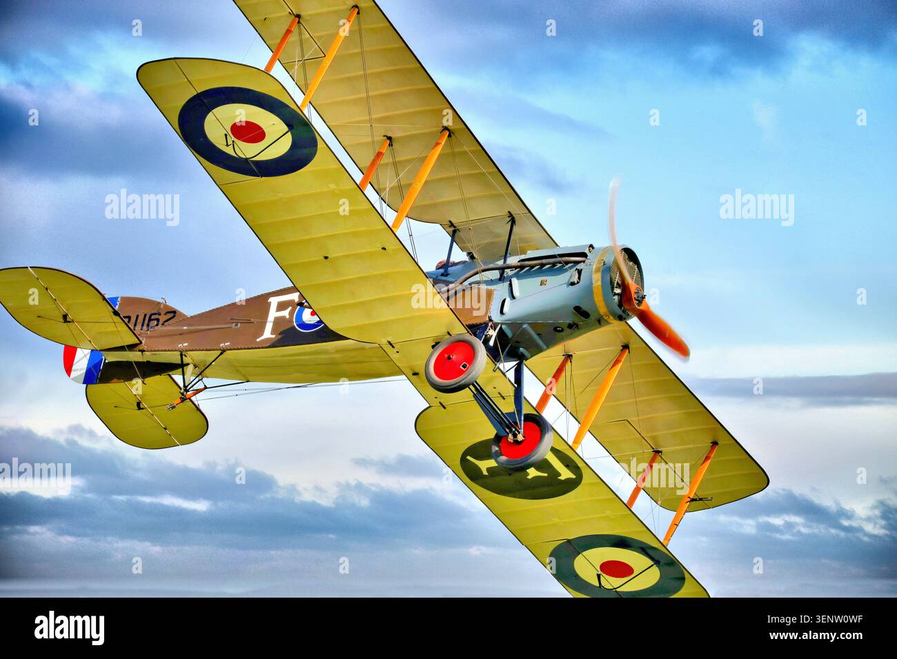 Shuttleworth Air Show à Biggleswade un bombardier de chasse Bristol F2 b 1918 de la première Guerre mondiale contre le ciel nocturne léger Banque D'Images