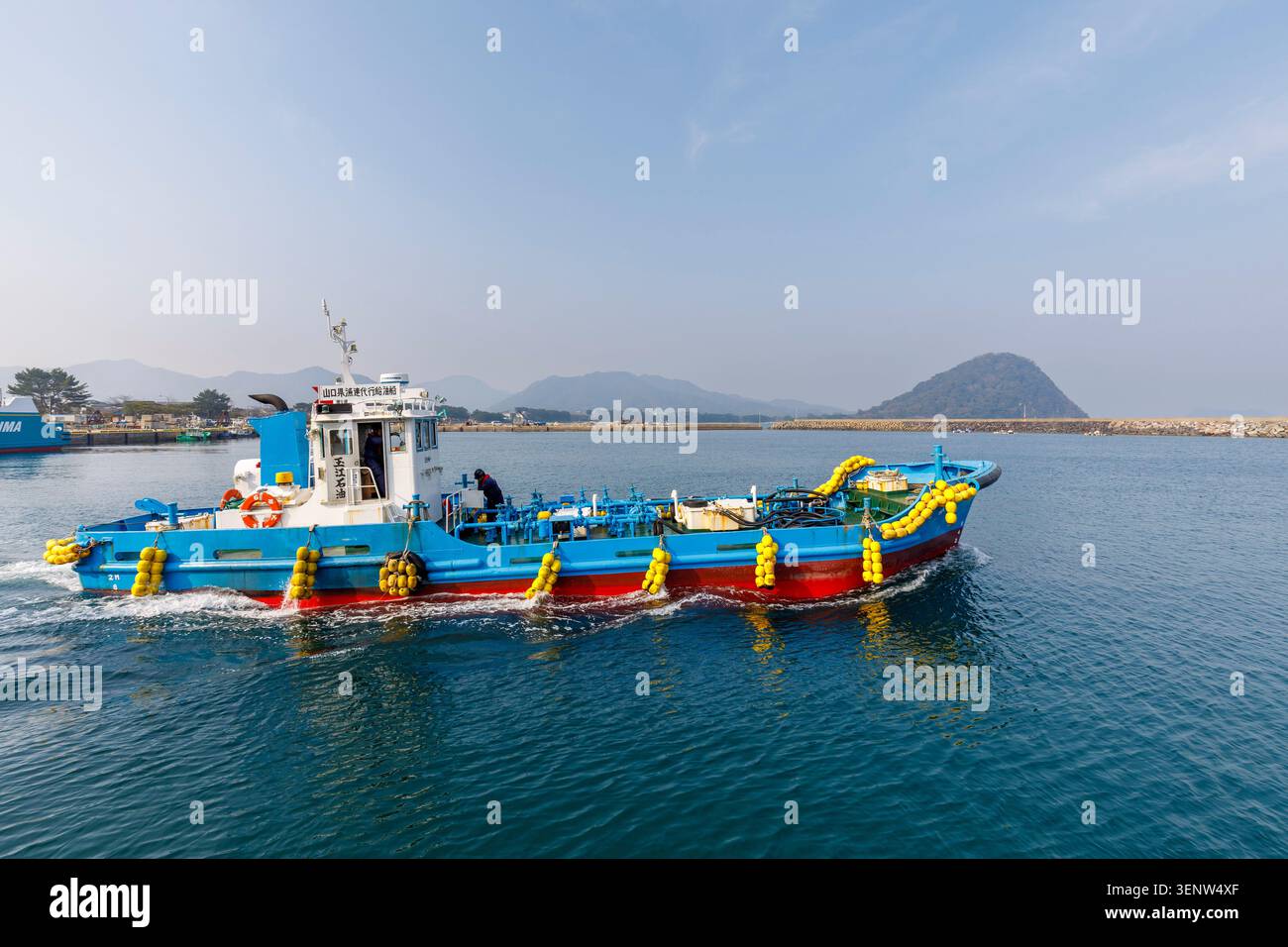 Bateau de pêche naviguant depuis le port de Hagi, Japon Banque D'Images