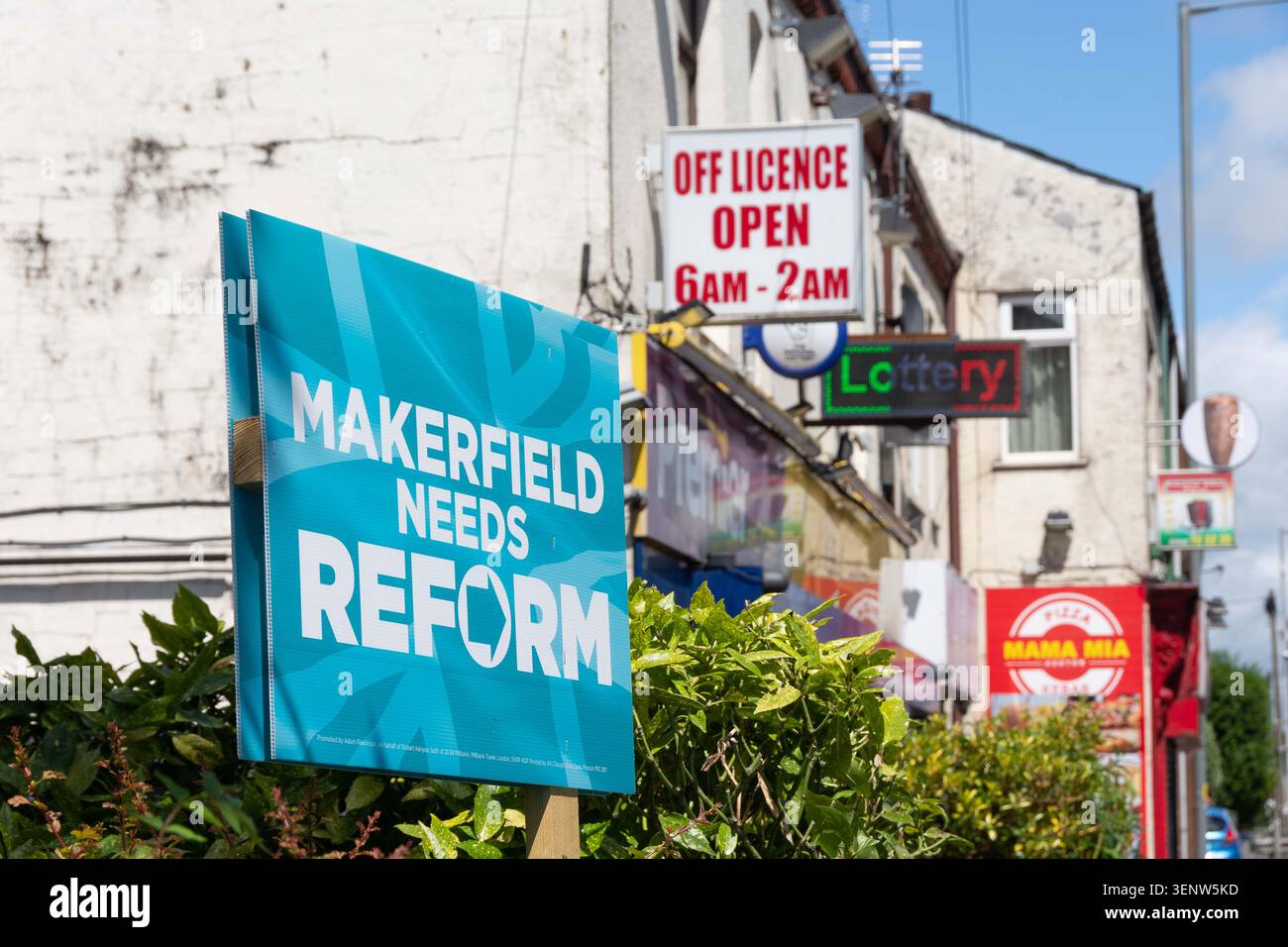 Morecambe, Lancashire, Royaume-Uni. 12 juin 2026. Ashton-in-Makerfield pendant la campagne électorale partielle. La circonscription parlementaire de Makerfield est le siège du Grand Manchester d'une élection partielle qui a lieu le 18 juin 2026. Le maire de Manchester, Andy Burnham, se présente à l'élection partielle pour tenter de devenir député. S'il réussit, il a juré de défier le premier ministre actuel Keir Starmer pour la direction du parti travailliste, ce qui pourrait devenir premier ministre. De nombreux partis contestent les élections, mais le Parti réformiste est le seul adversaire réaliste de la victoire. (Crédit image : © R Banque D'Images