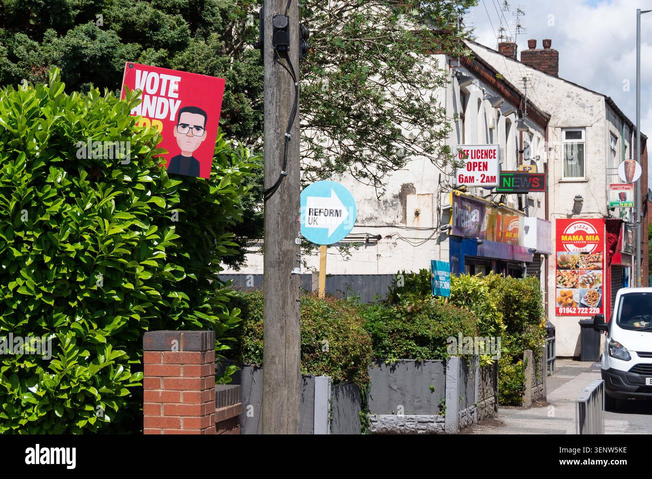 Morecambe, Lancashire, Royaume-Uni. 12 juin 2026. Ashton-in-Makerfield pendant la campagne électorale partielle. La circonscription parlementaire de Makerfield est le siège du Grand Manchester d'une élection partielle qui a lieu le 18 juin 2026. Le maire de Manchester, Andy Burnham, se présente à l'élection partielle pour tenter de devenir député. S'il réussit, il a juré de défier le premier ministre actuel Keir Starmer pour la direction du parti travailliste, ce qui pourrait devenir premier ministre. De nombreux partis contestent les élections, mais le Parti réformiste est le seul adversaire réaliste de la victoire. (Crédit image : © R Banque D'Images