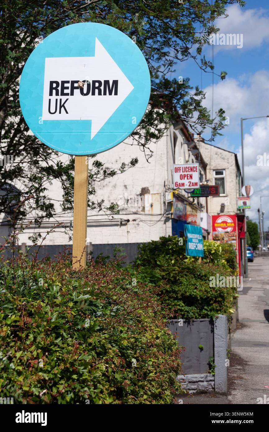 Morecambe, Lancashire, Royaume-Uni. 12 juin 2026. Ashton-in-Makerfield pendant la campagne électorale partielle. La circonscription parlementaire de Makerfield est le siège du Grand Manchester d'une élection partielle qui a lieu le 18 juin 2026. Le maire de Manchester, Andy Burnham, se présente à l'élection partielle pour tenter de devenir député. S'il réussit, il a juré de défier le premier ministre actuel Keir Starmer pour la direction du parti travailliste, ce qui pourrait devenir premier ministre. De nombreux partis contestent les élections, mais le Parti réformiste est le seul adversaire réaliste de la victoire. (Crédit image : © R Banque D'Images