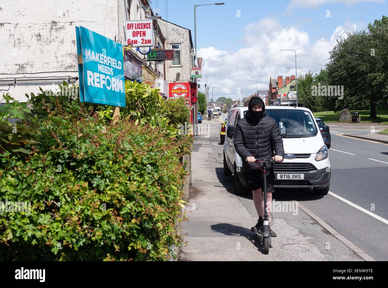 Morecambe, Lancashire, Royaume-Uni. 12 juin 2026. Ashton-in-Makerfield pendant la campagne électorale partielle. La circonscription parlementaire de Makerfield est le siège du Grand Manchester d'une élection partielle qui a lieu le 18 juin 2026. Le maire de Manchester, Andy Burnham, se présente à l'élection partielle pour tenter de devenir député. S'il réussit, il a juré de défier le premier ministre actuel Keir Starmer pour la direction du parti travailliste, ce qui pourrait devenir premier ministre. De nombreux partis contestent les élections, mais le Parti réformiste est le seul adversaire réaliste de la victoire. (Crédit image : © R Banque D'Images