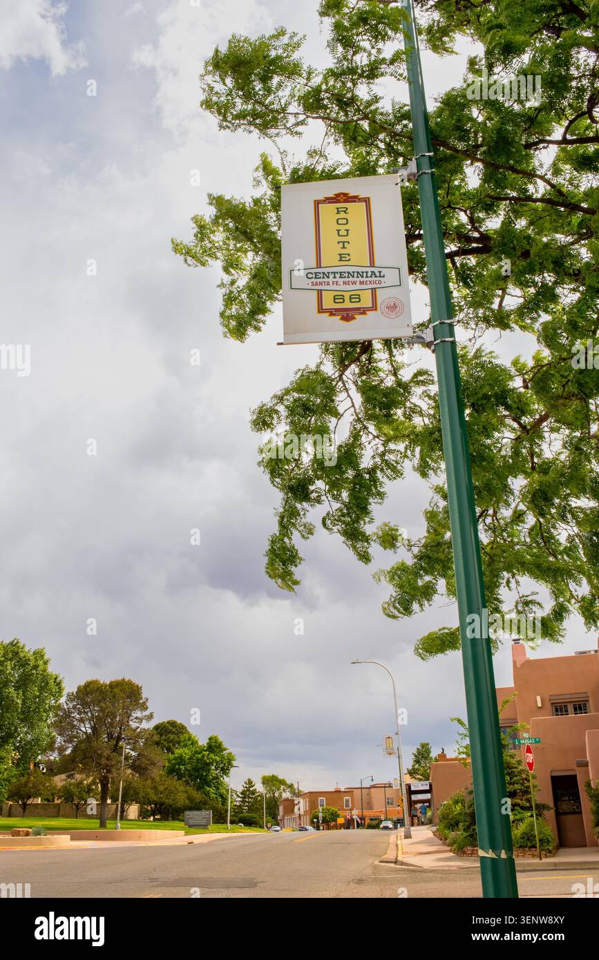 Signe sur un lampadaire marquant le centenaire de la route 66 à Santa Fe, Nouveau Mexique, États-Unis. Banque D'Images