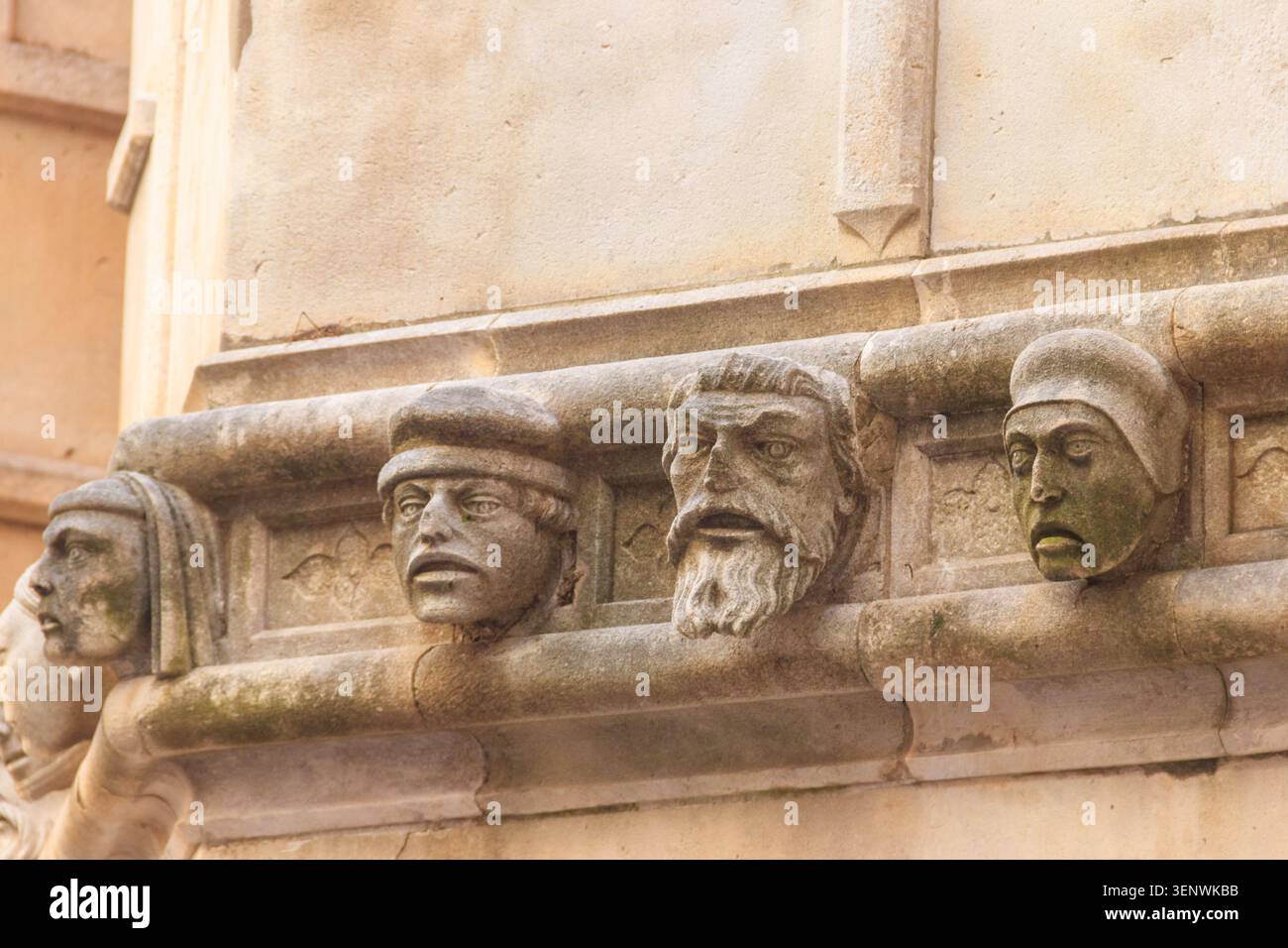 Têtes de pierre sur le portail latéral de la cathédrale de préparJames à Sibenik, Croatie. Détails de la cathédrale de Sibenik Banque D'Images