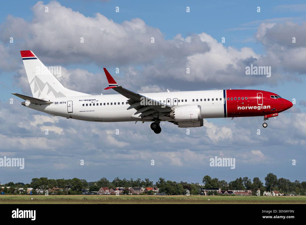 Norwegian Air Sweden Boeing 737-8 MAX immatriculé se-RTV en finale courte pour la piste 18R (Polderbaan) de l'aéroport d'Amsterdam Schiphol Banque D'Images
