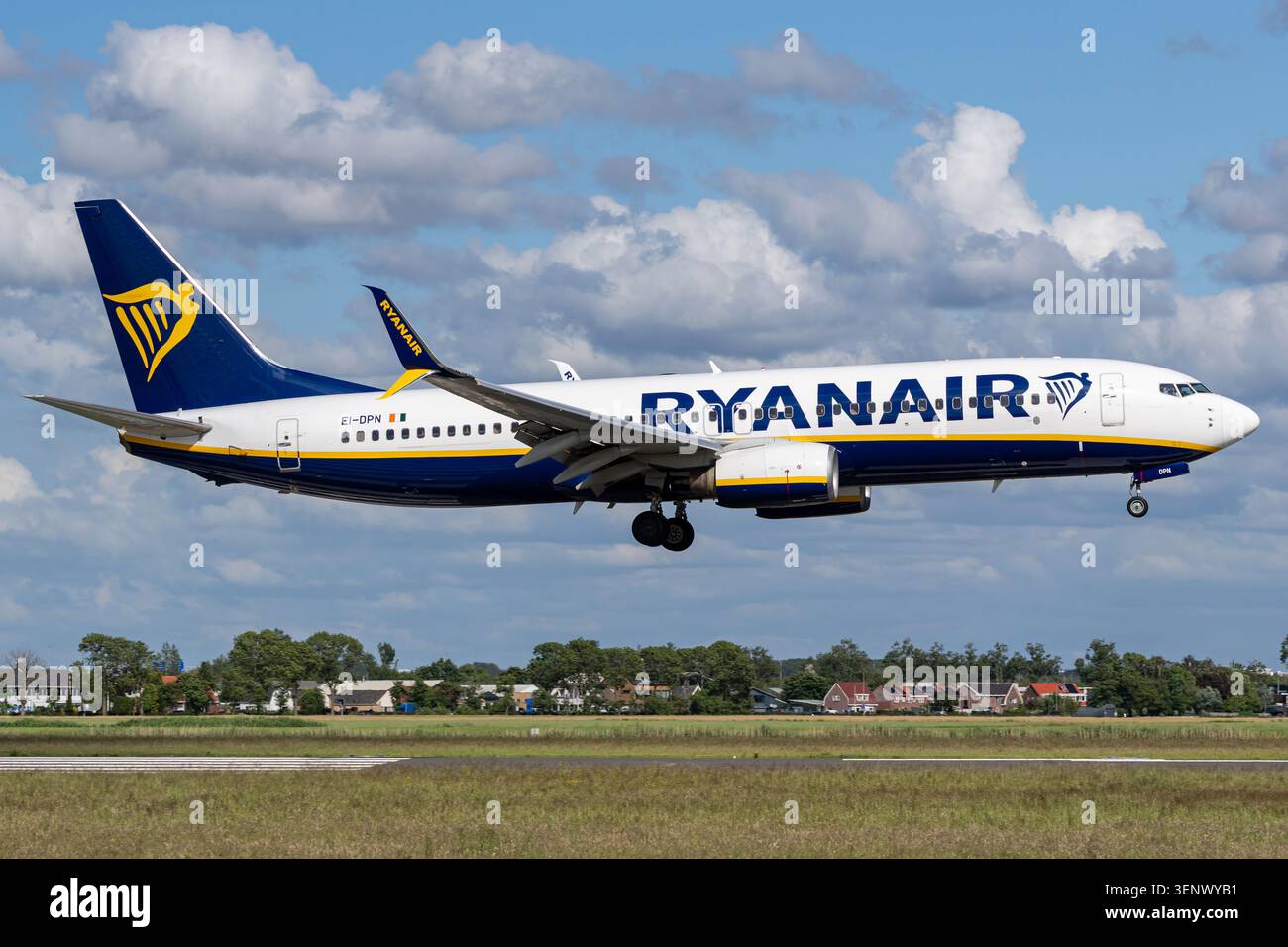 Irlandais Ryanair Boeing 737-800 immatriculé EI-DPN en finale courte pour la piste 18R (Polderbaan) de l'aéroport d'Amsterdam Schiphol Banque D'Images