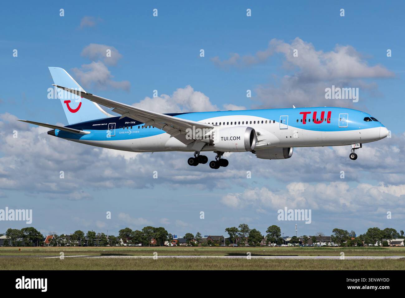 TUI fly Netherlands Boeing 787-8 Dreamliner immatriculé pH-TFK en finale courte pour la piste 18R (Polderbaan) de l'aéroport d'Amsterdam Schiphol Banque D'Images