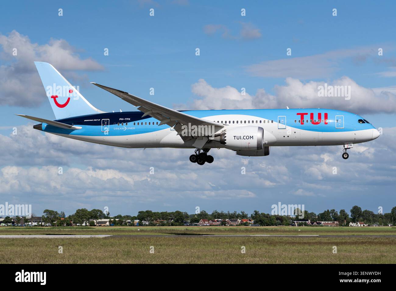 TUI fly Netherlands Boeing 787-8 Dreamliner immatriculé pH-TFK en finale courte pour la piste 18R (Polderbaan) de l'aéroport d'Amsterdam Schiphol Banque D'Images