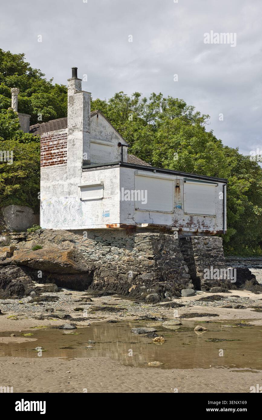 La maison de bains blanche historique construite sur une fondation en pierre au bord de la plage, Penrhos Coastal Park, île d'Anglesey, au nord du pays de Galles. Banque D'Images