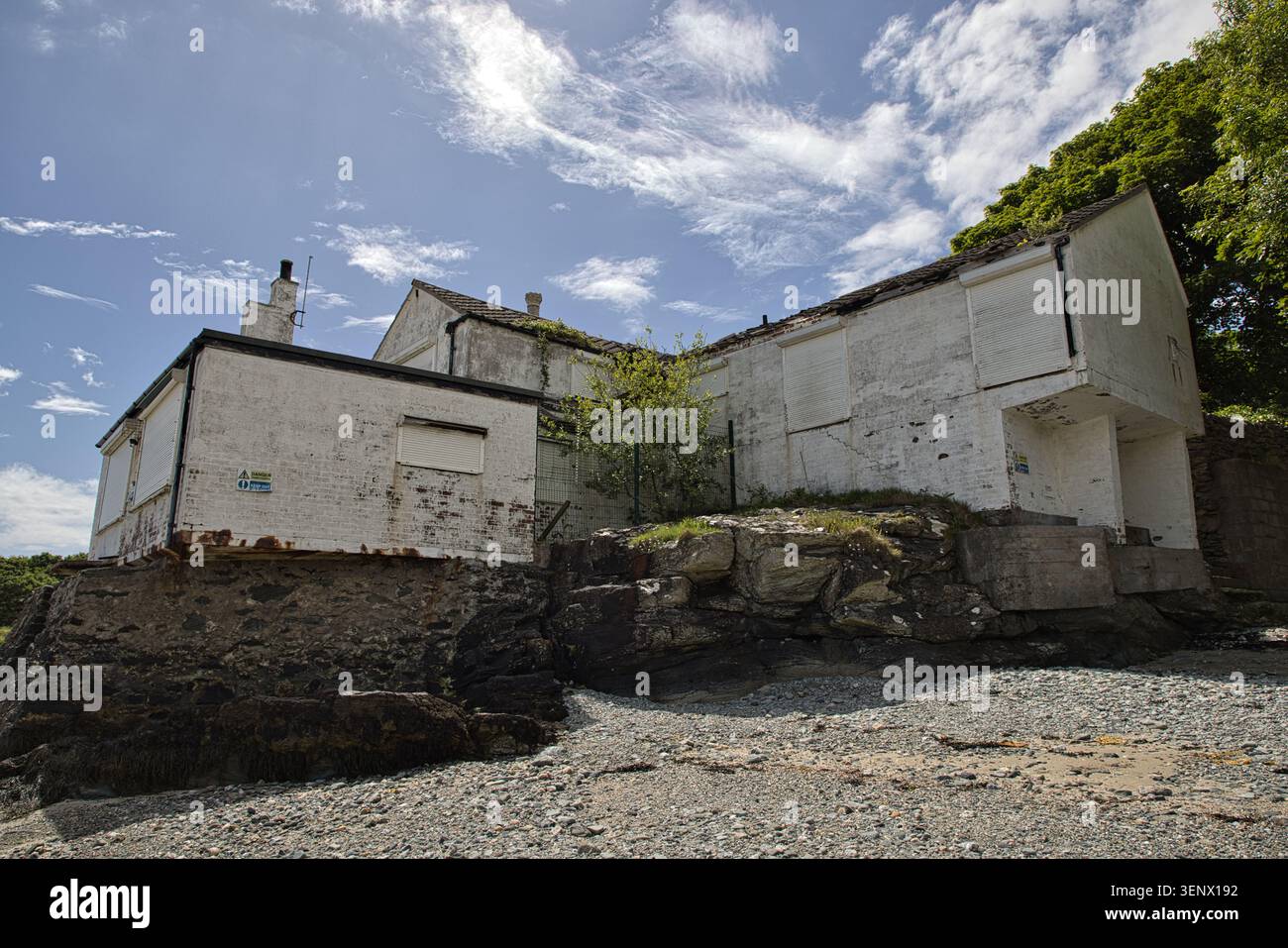 La vue extérieure arrière de l'ancienne maison de bains construite sur les rochers côtiers de Penrhos Coastal Park, île d'Anglesey, pays de Galles. Banque D'Images