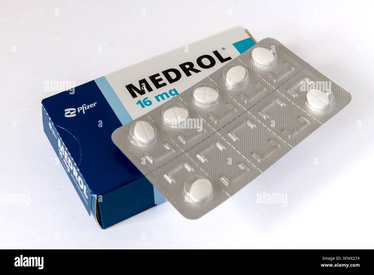 Londres. Royaume-Uni- juin 07. 2026. Une boîte de prescription uniquement corticostéroïde Medrol 16mg avec un paquet des comprimés sur le dessus, isolé sur blanc. Banque D'Images