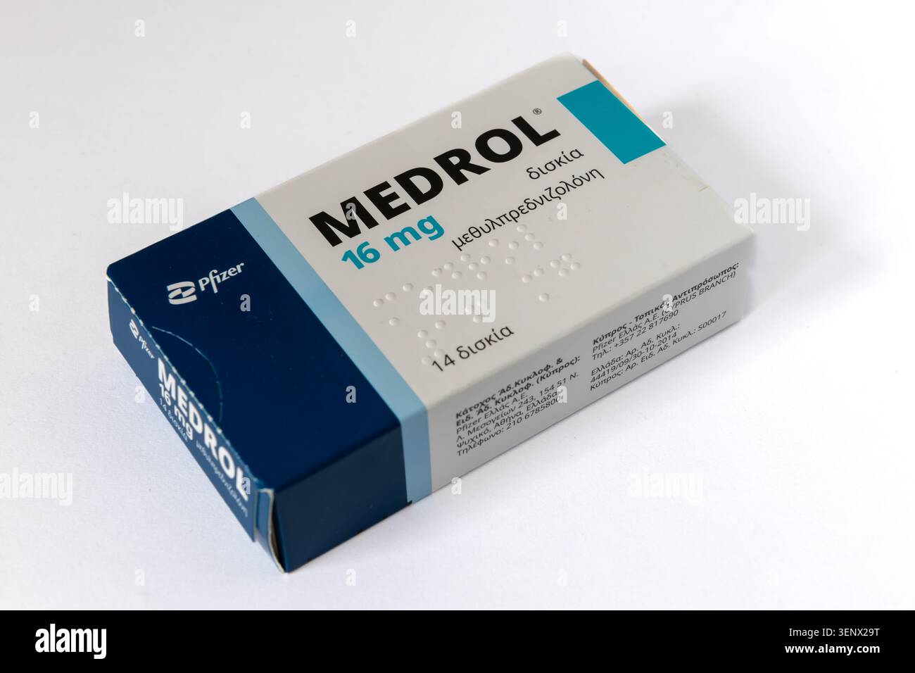 Londres. Royaume-Uni- juin 07. 2026. Une boîte de prescription de médicaments corticostéroïdes Medrol 16mg comprimés isolés sur blanc. Banque D'Images