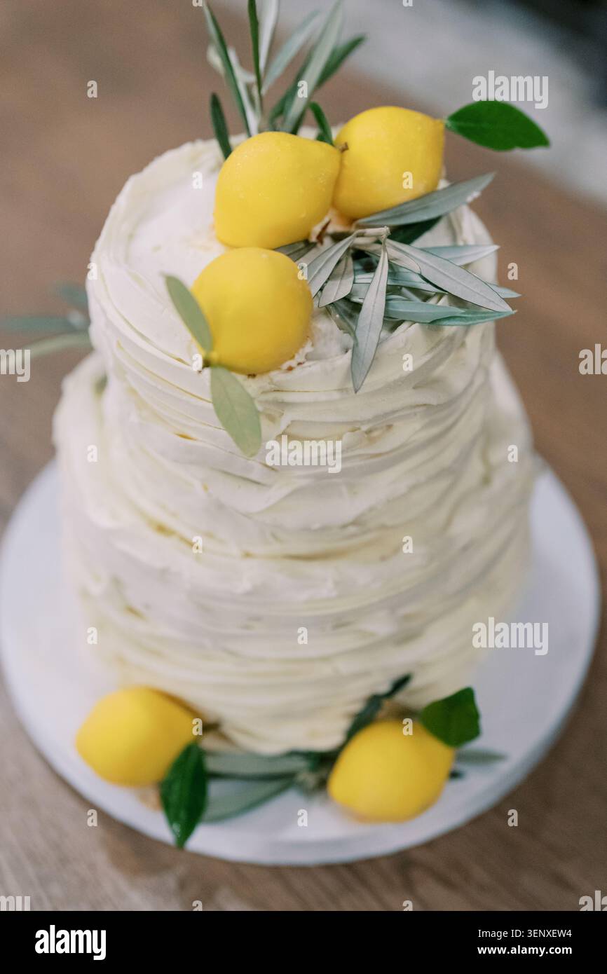 Élégant gâteau de mariage avec citron et décoration de verdure Banque D'Images