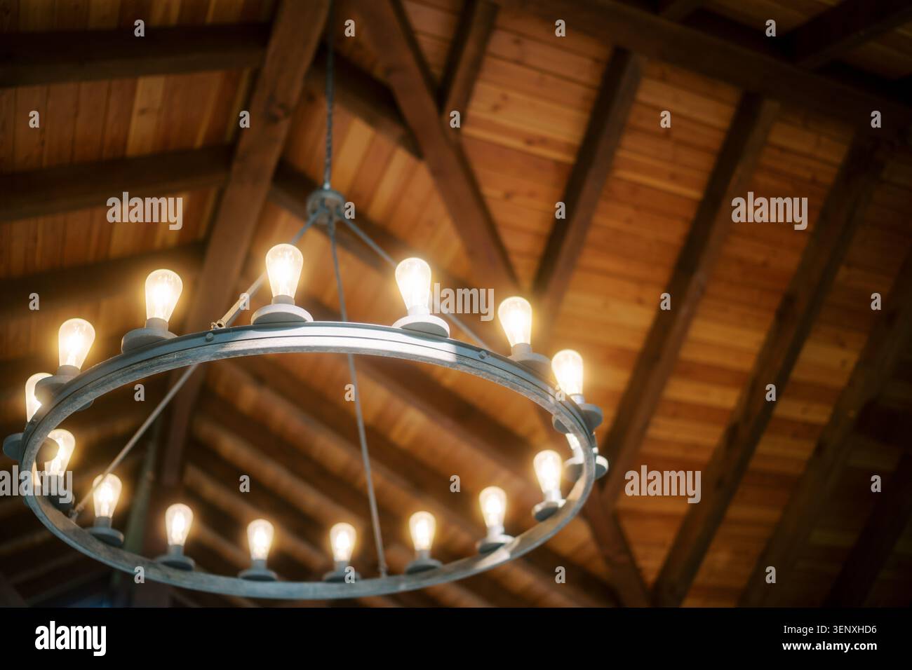 Lustre circulaire avec ampoules apparentes sous plafond en bois Banque D'Images