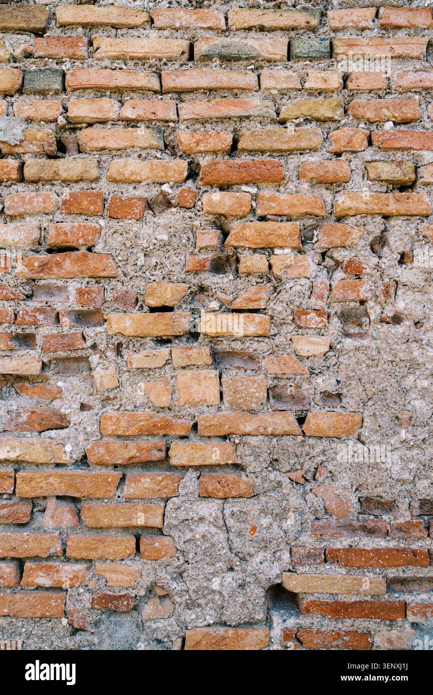 Mur de briques altérées avec texture de mortier effrayant Banque D'Images