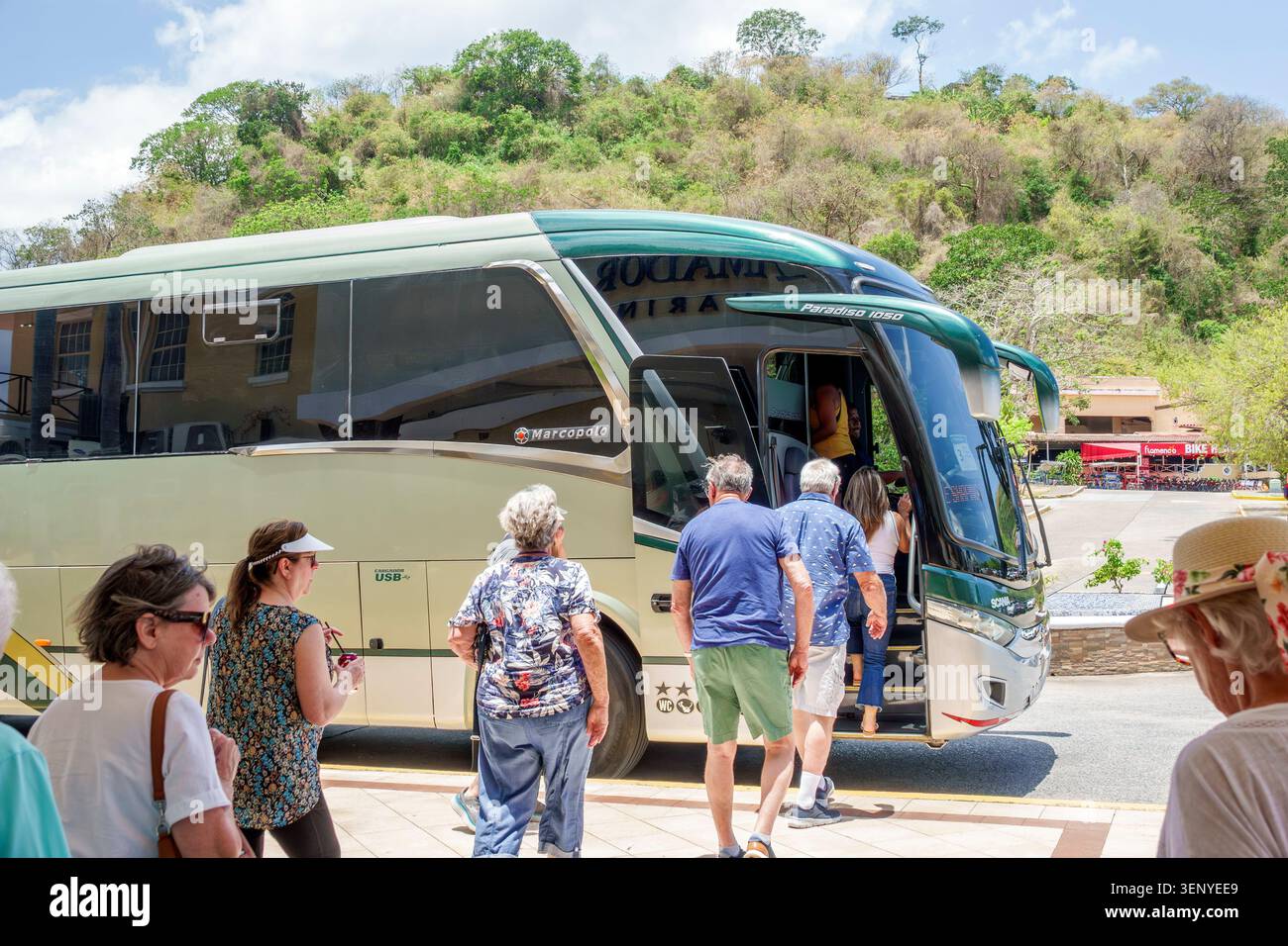 Panama City Panama, Marcopolo Paradiso 1050, autocar, bus touristique, excursion de croisière, excursion à terre, embarquement des passagers, touristes seniors, adultes matures, hommes Banque D'Images