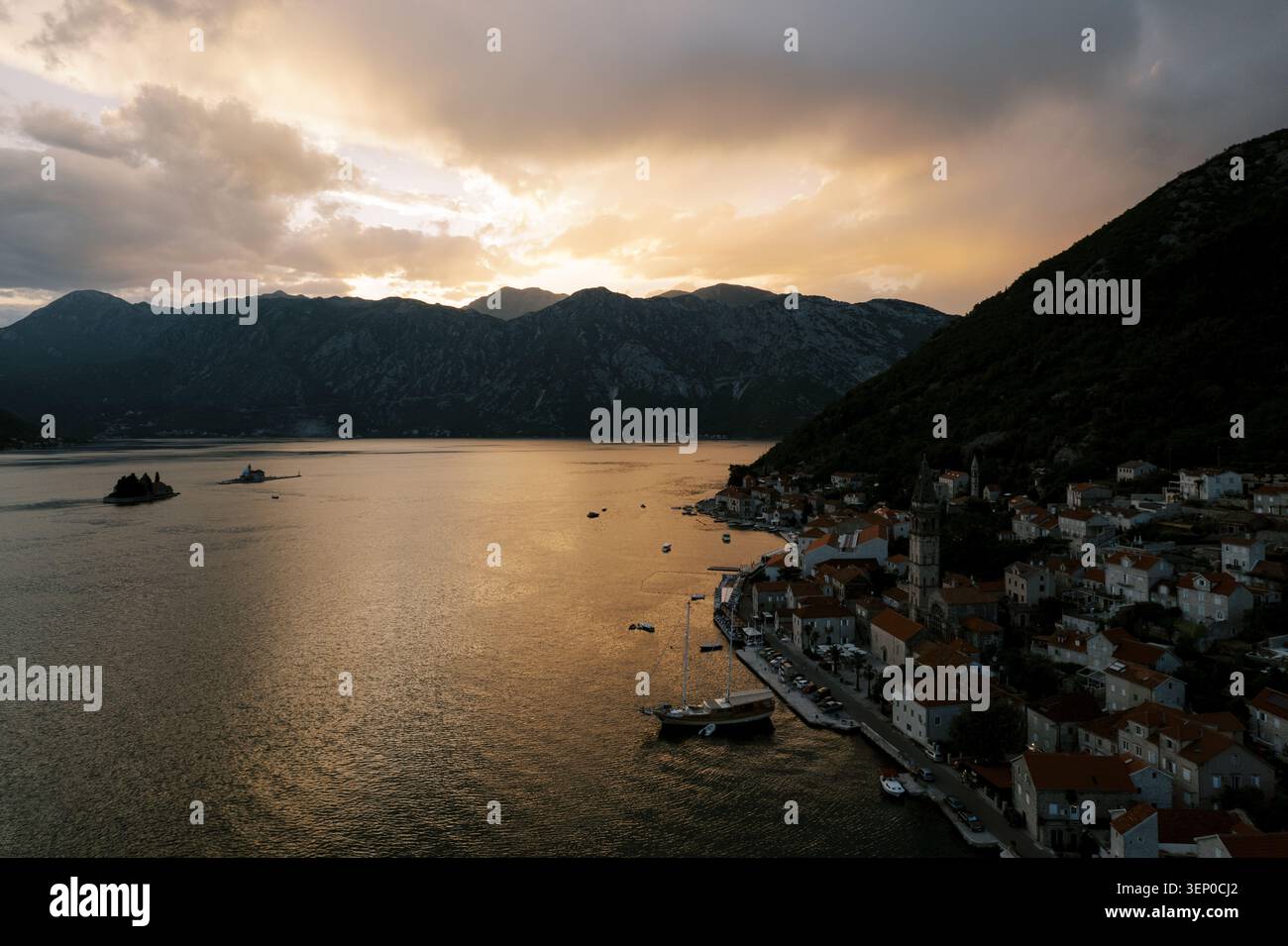 Coucher de soleil sur Perast et la baie de Kotor, Monténégro Banque D'Images