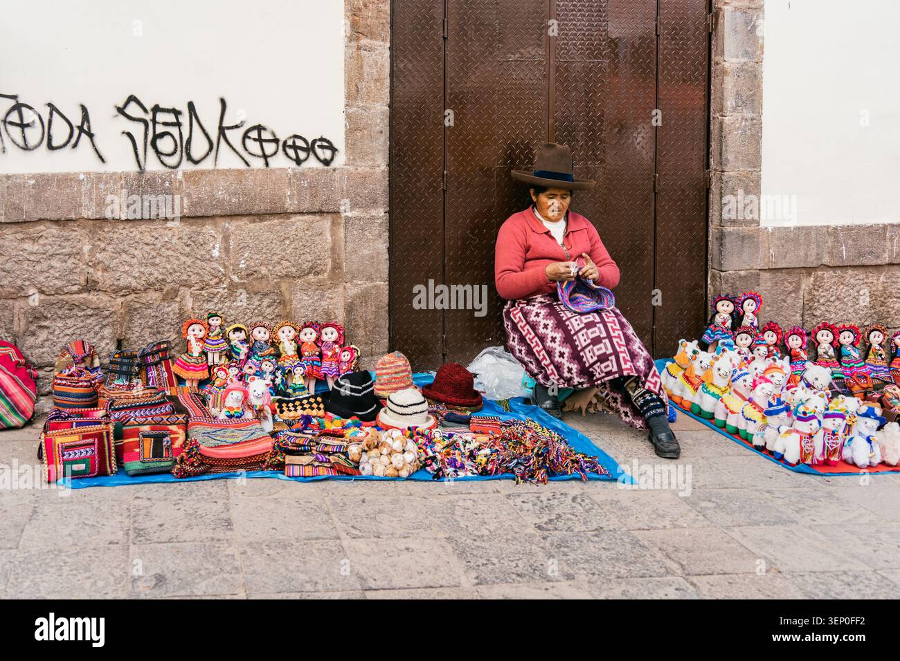 Cusco, Pérou - 23 mars 2025 : un vieil homme péruvien vendant des souvenirs artisanaux à la main devant le marché de San Pedro Banque D'Images