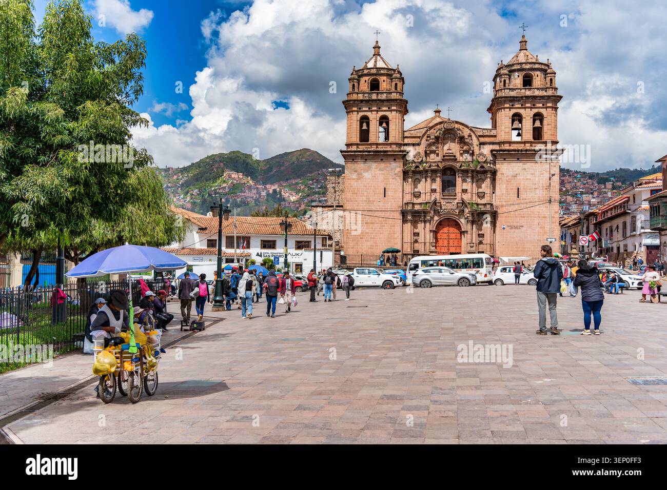 Cusco, Pérou - 23 mars 2025 : L'église historique San Pedro située sur la Plaza San Pedro à Cusco Banque D'Images