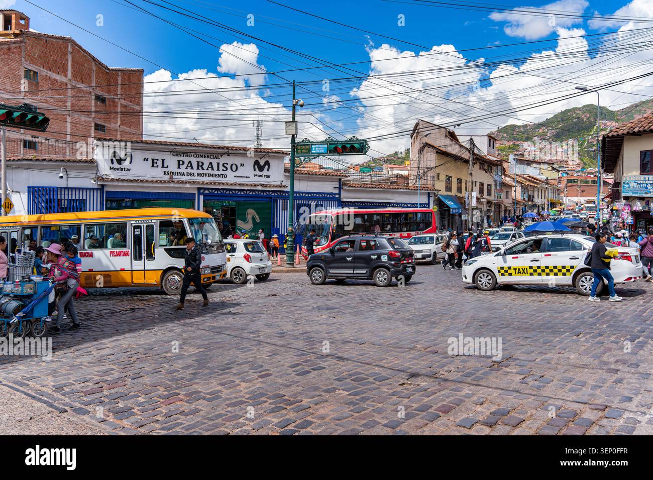Cusco, Pérou - 23 mars 2025 : trafic de rue achalandée à l'extérieur du marché San Pedro à Cusco Banque D'Images