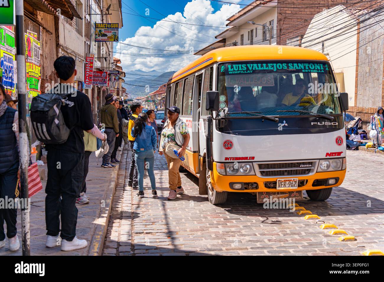 Cusco, Pérou - 23 mars 2025 : autobus de transit local naviguant dans une rue pavée animée à Cusco. Banque D'Images