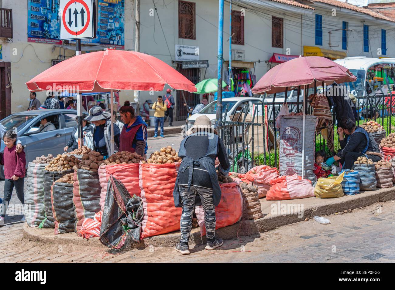 Cusco, Pérou - 23 mars 2025 : scène du marché de rue avec des vendeurs locaux vendant de grandes quantités de pommes de terre à l'extérieur du marché San Pedro à Cusco Banque D'Images