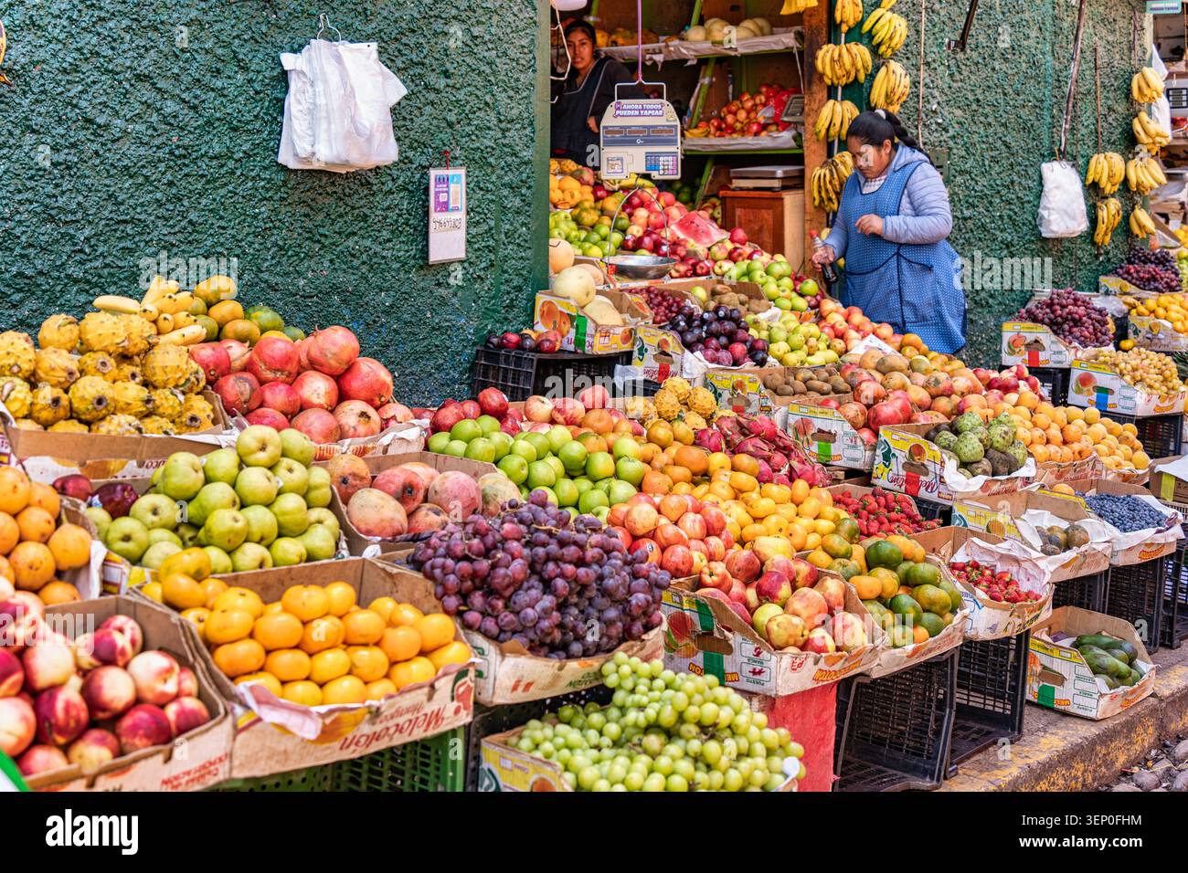 Cusco, Pérou - 23 mars 2025 : marché de rue traditionnel avec une variété de fruits tropicaux et régionaux frais à l'extérieur du marché de San Pedro Banque D'Images