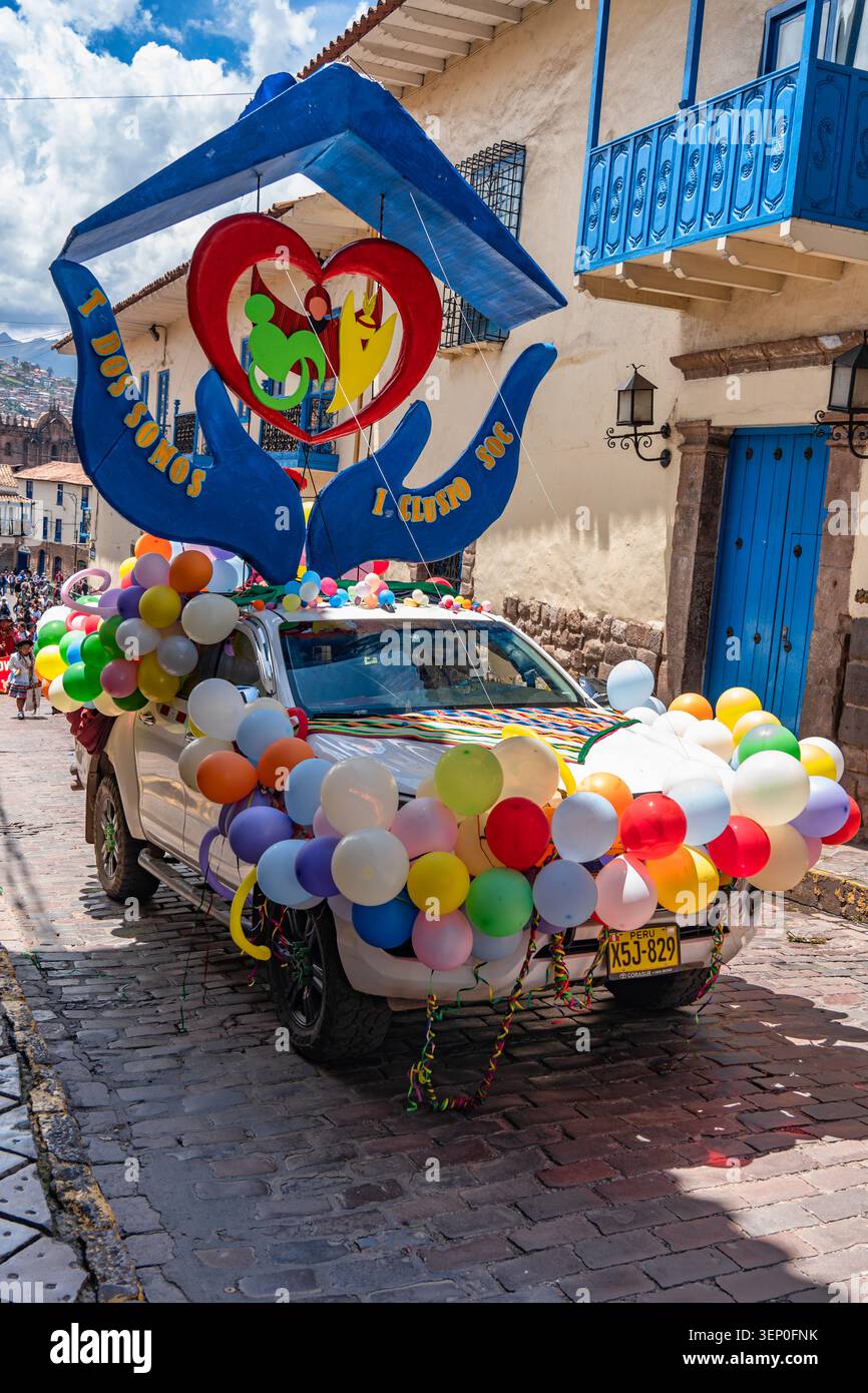 Cusco, Pérou - 23 mars 2025 : procession culturelle dans les rues de Cusco pendant la fête de Qhaswa Raymi Banque D'Images