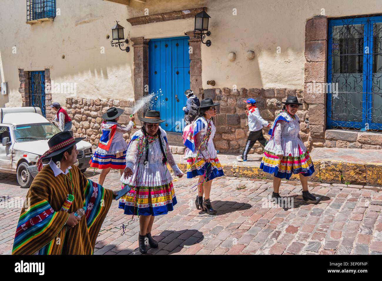 Cusco, Pérou - 23 mars 2025 : défilé culturel festif pendant la célébration de Qhaswa Raymi le long d'une rue pavée étroite à Cusco Banque D'Images
