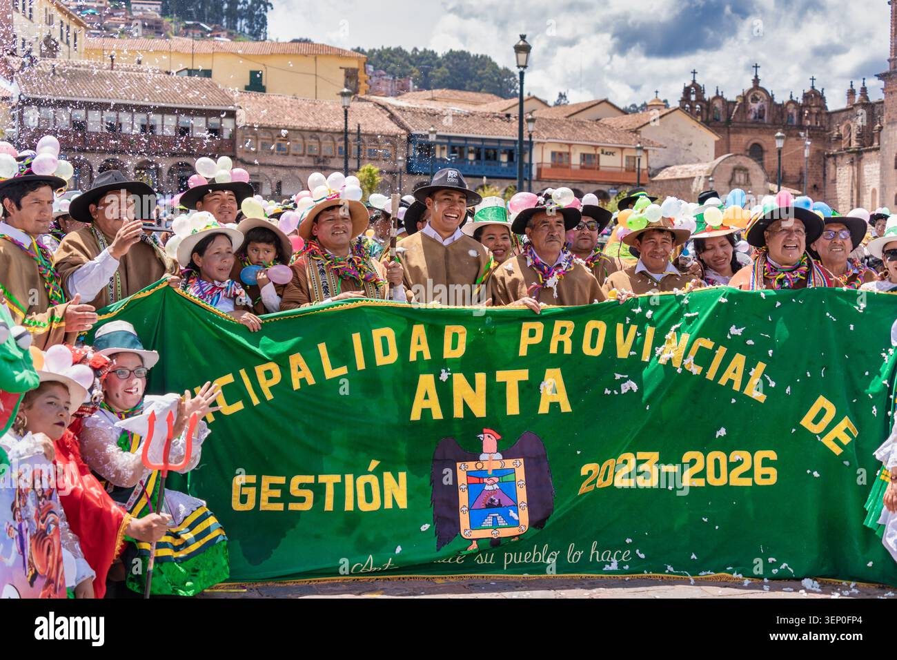 Cusco, Pérou - 23 mars 2025 : défilé culturel festif pendant la célébration de Qhaswa Raymi dans les rues pavées de Cusco Banque D'Images