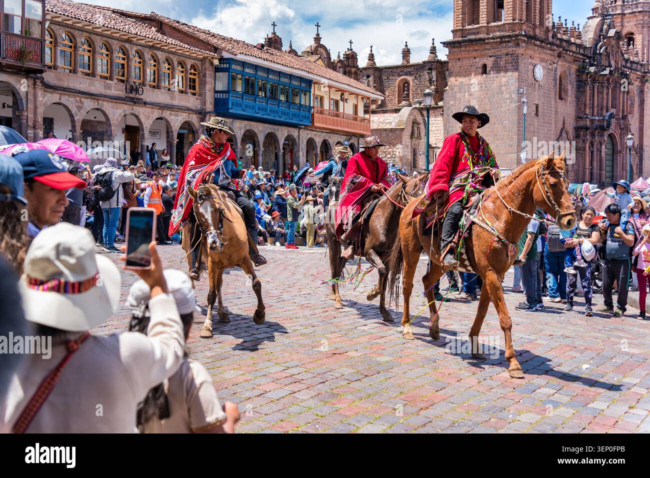 Cusco, Pérou - 23 mars 2025 : cavaliers andins dans des ponchos traditionnels au festival Qhaswa Raymi à Cusco Banque D'Images