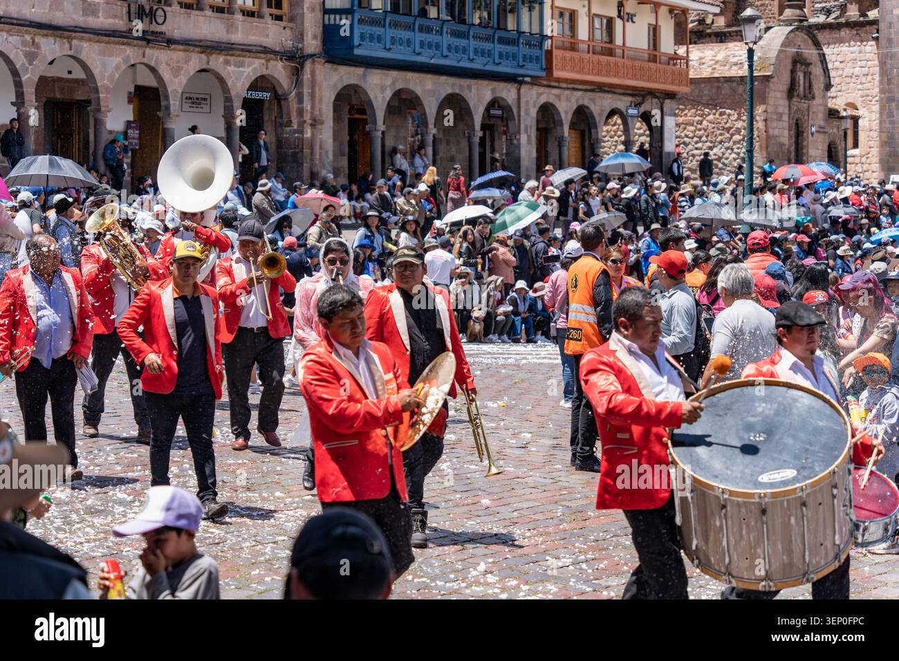 Cusco, Pérou - 23 mars 2025 : une fanfare traditionnelle se produisant pendant le festival Qhaswa Raymi à la Plaza de Armas de Cusco Banque D'Images