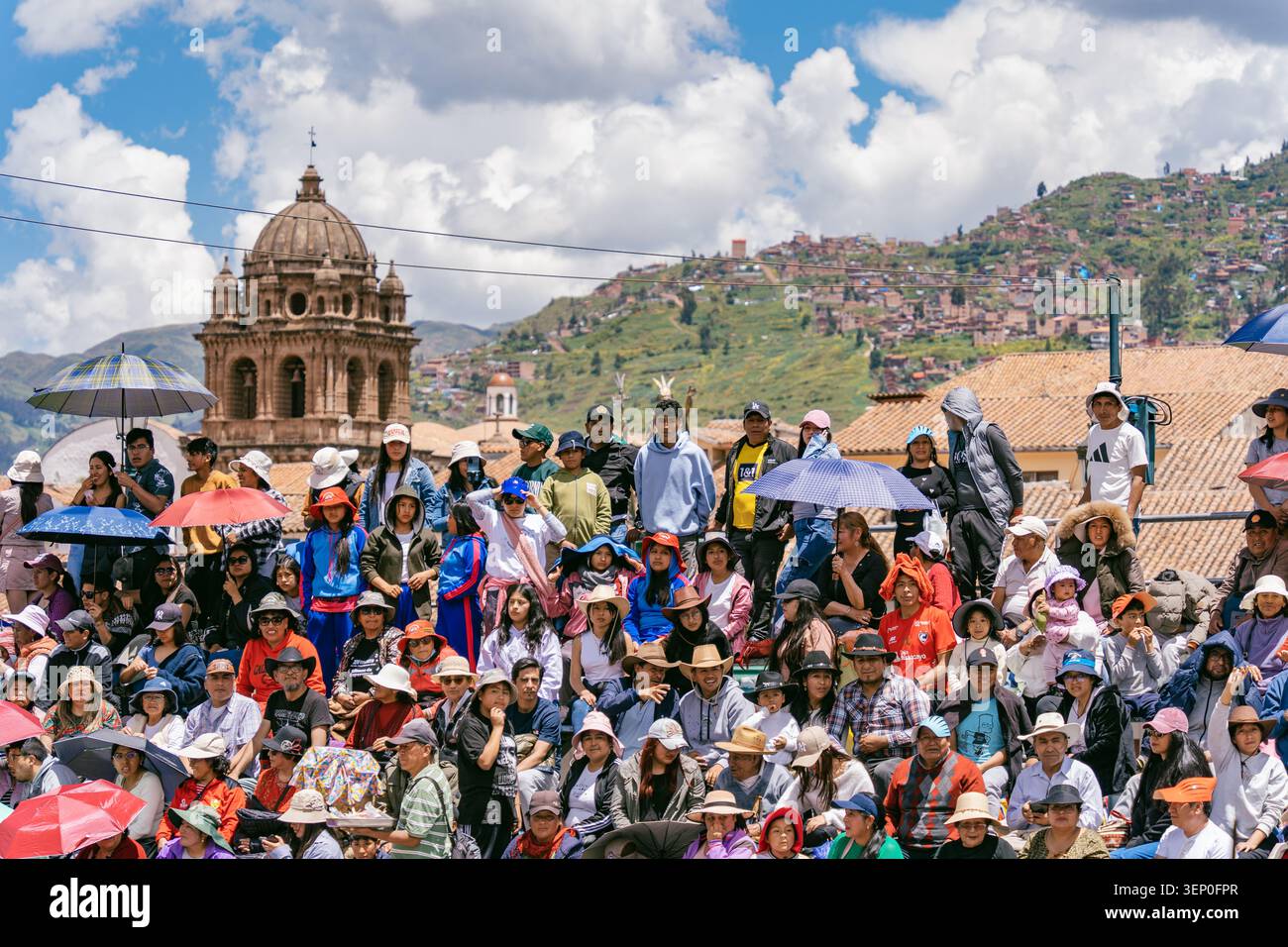 Cusco, Pérou - 23 mars 2025 : un grand nombre de spectateurs bondé regardant un événement en plein air ou un défilé culturel (festival Qhaswa Raymi) à Cusco Banque D'Images