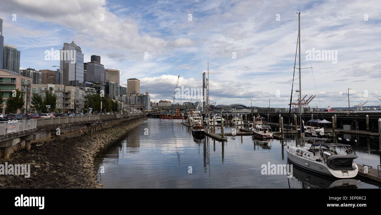 Marina Waterfront de Seattle et Skyline du centre-ville le long de la baie d'Elliott dans l'État de Washington Banque D'Images