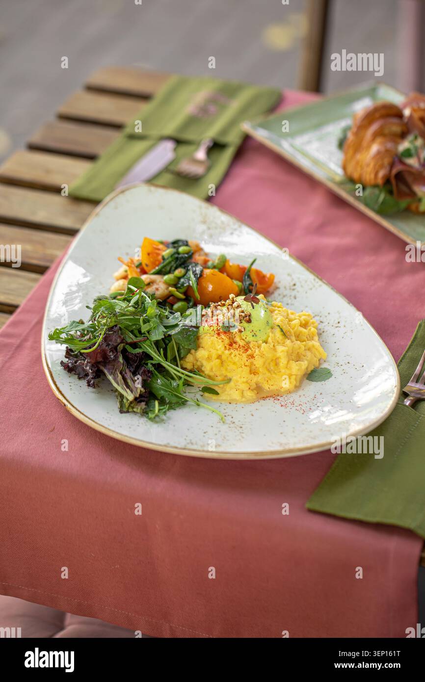 Oeufs brouillés avec crevettes et salade fraîche Banque D'Images