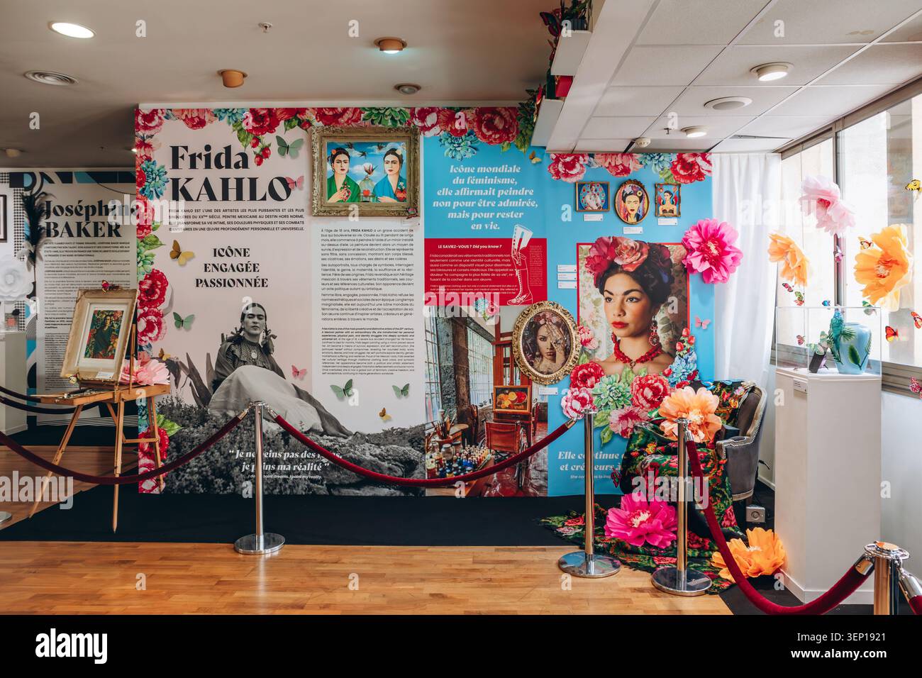 Nice, France - 28 février 2026 : exposition thématique de Frida Kahlo présentée à l'exposition Reine de LUMIERE lors du Carnaval de Nice 2026 à Nicetoile s. Banque D'Images