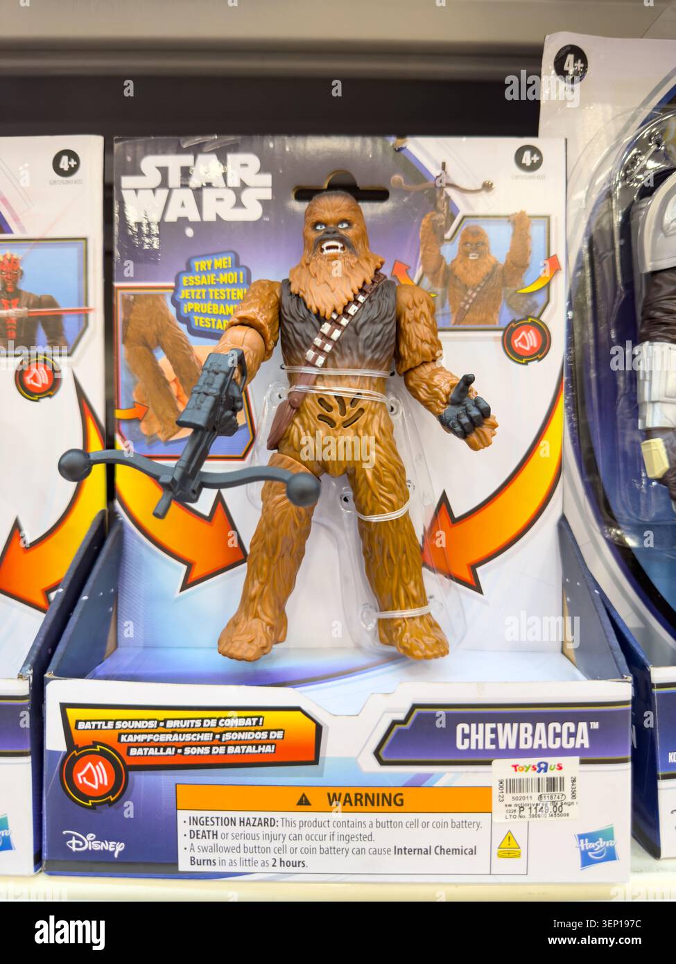 Figurine Chewbacca Star Wars par Hasbro exposée en vente dans un magasin de jouets à Cebu City, Philippines, juin 2026. Banque D'Images