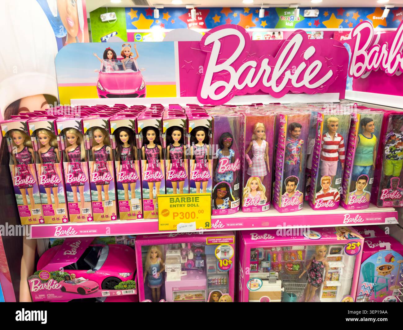 Poupées Barbie et ensembles de jeu exposés à la vente dans un magasin Toys R US à Cebu City, Philippines, montrant des marchandises de jouets Mattel populaires. - Image de stock capturée avec un smartphone