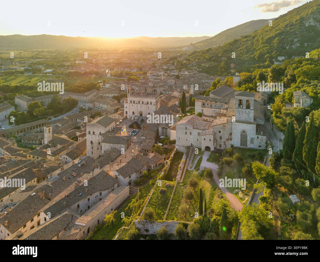Vue aérienne de la ville historique de Gubbio au coucher du soleil en Ombrie, Italie Banque D'Images