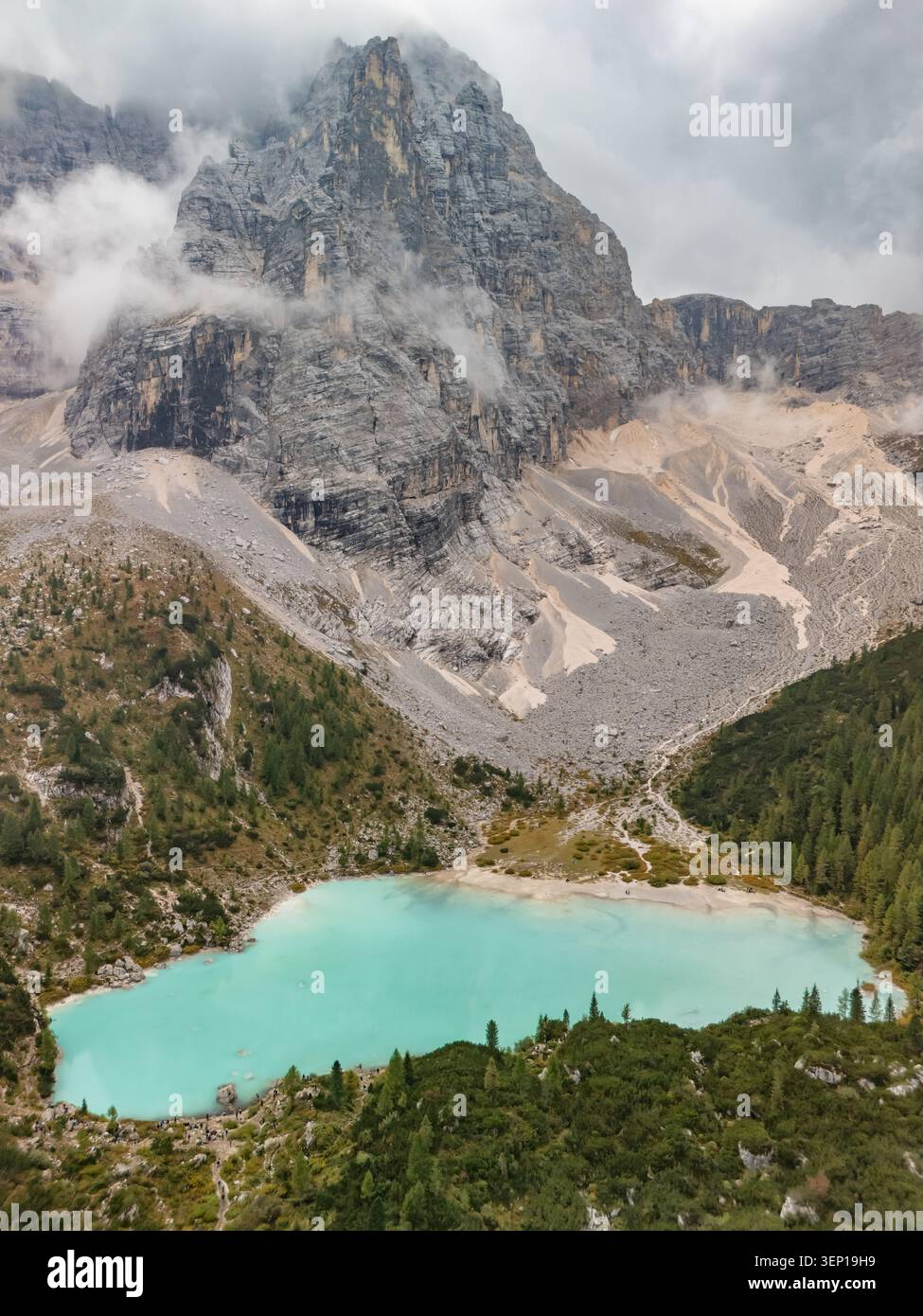 Vue aérienne du lac Lago di Sorapis dans les Alpes italiennes de montagne Dolomites Banque D'Images