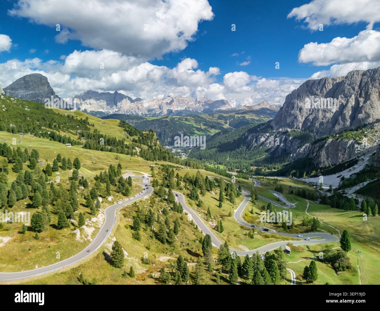 Vue aérienne de la route sinueuse à Passo Gardena dans les Dolomites italiennes Banque D'Images