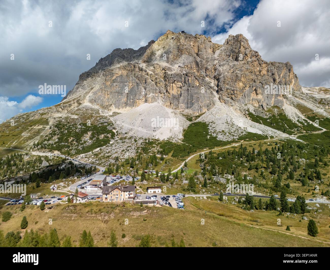 Vue aérienne du paysage de Passo di Falzarego dans les Dolomites italiennes Banque D'Images