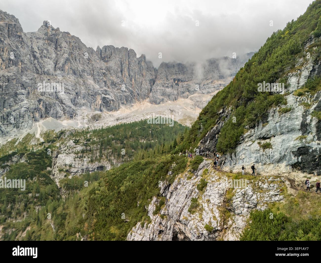 Vue aérienne du sentier de randonnée au Lago di Sorapis dans les Dolomites italiennes Banque D'Images