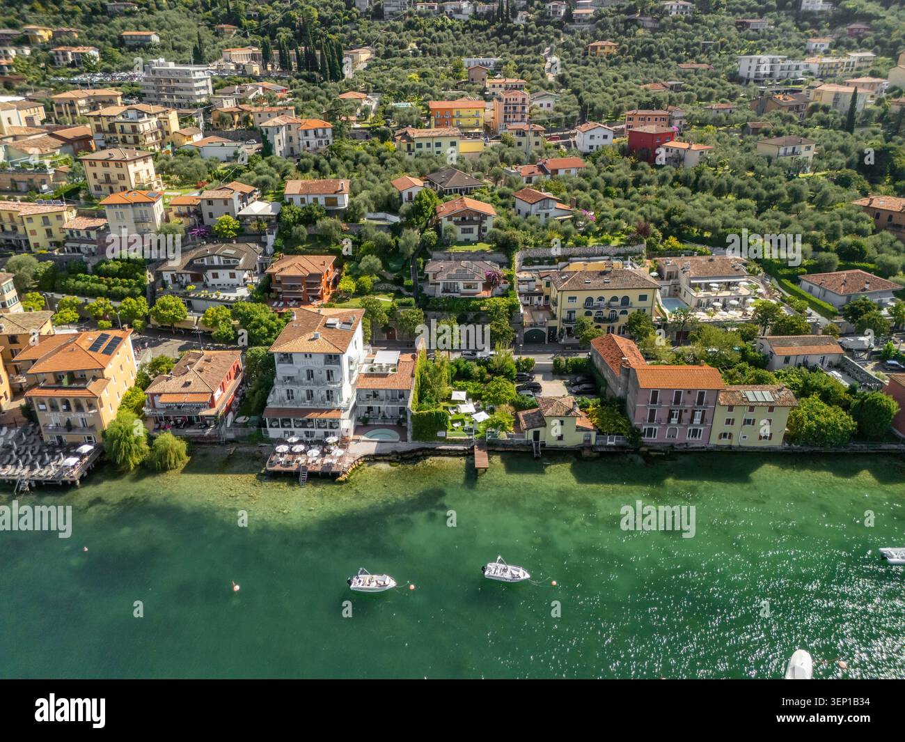 Vue aérienne du front de mer et des bâtiments à Malcesine, lac de Garde, Italie Banque D'Images