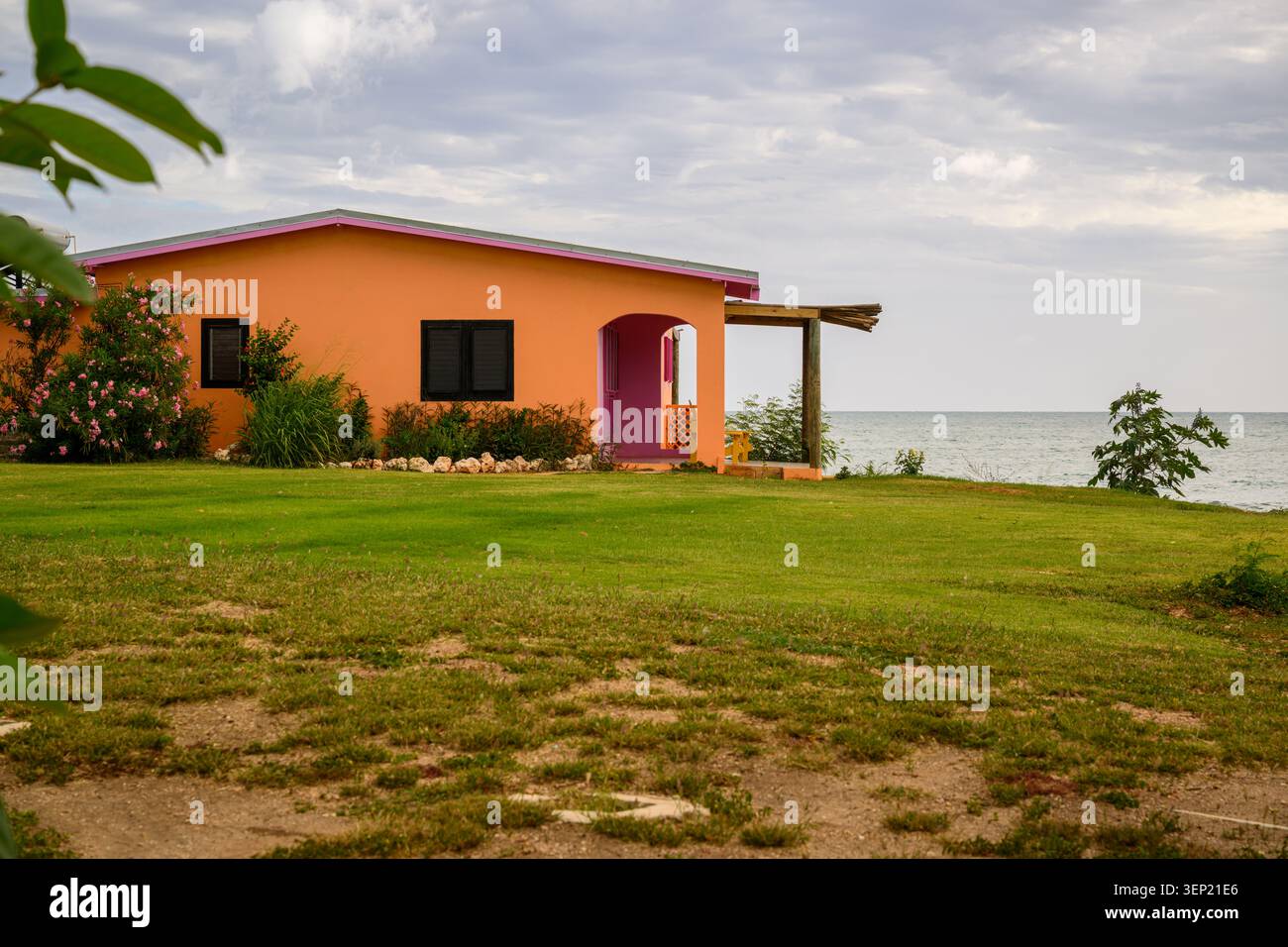Une maison jamaïcaine sur la plage de Treasure Beach, Jamaïque Banque D'Images