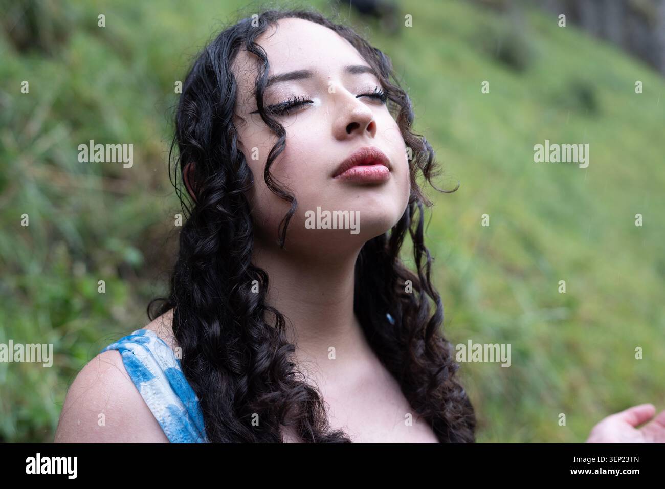 Femme expérimentant la tranquillité et la sérénité dans la nature Banque D'Images