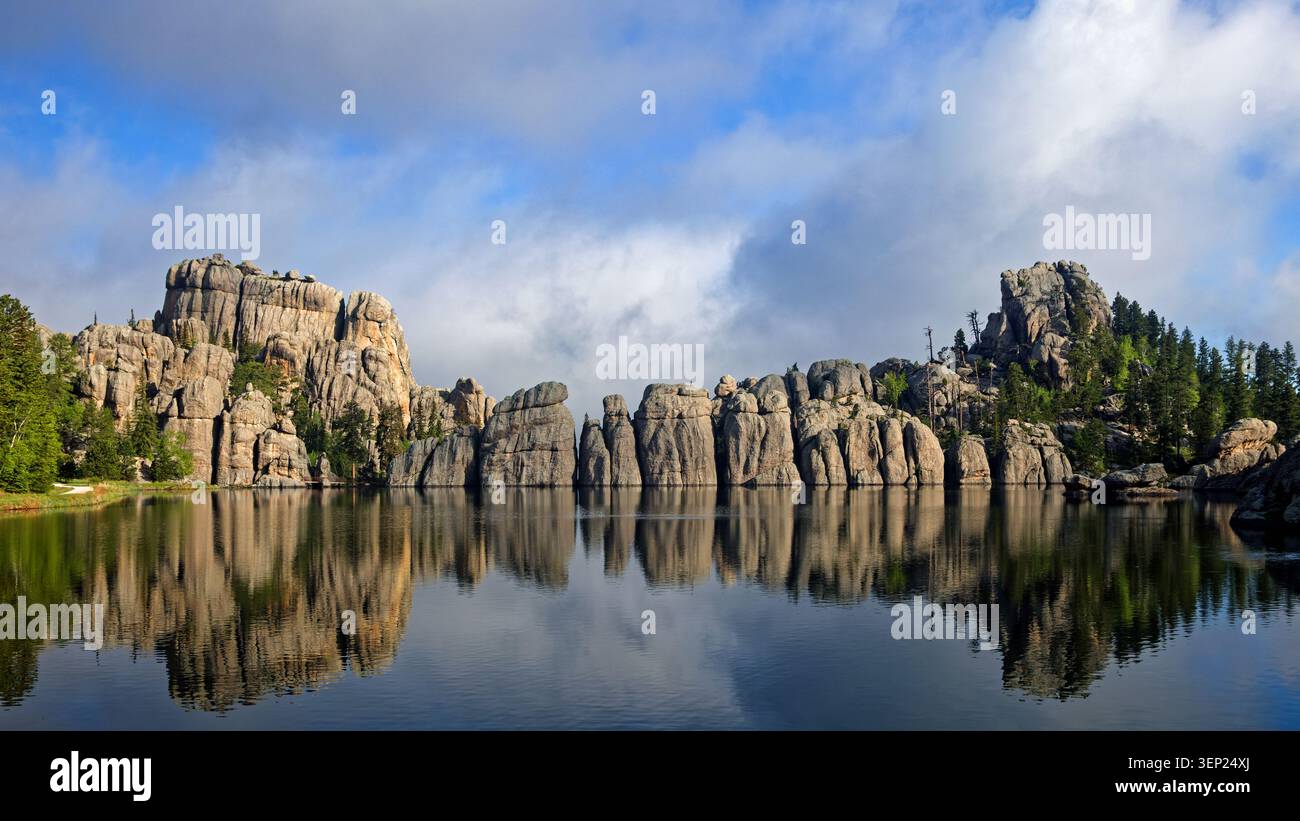 Sylvan Lake South Dakota formations granitiques et eau bleu foncé sous un ciel nuageux Banque D'Images