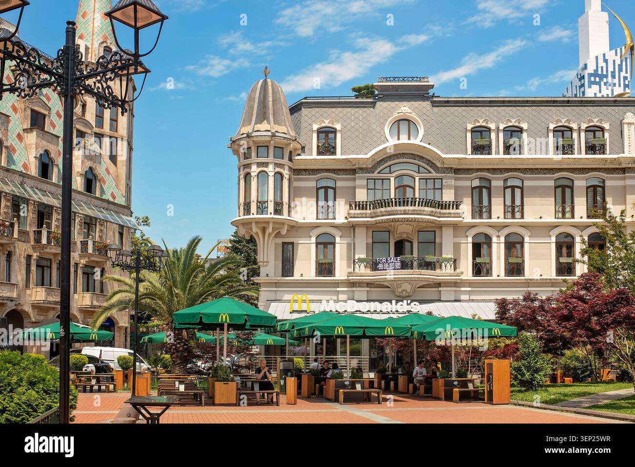 Batumi, Géorgie - 09 juin 2026 : terrasse du restaurant McDonald's sur la place de l'Europe à l'architecture historique. Banque D'Images