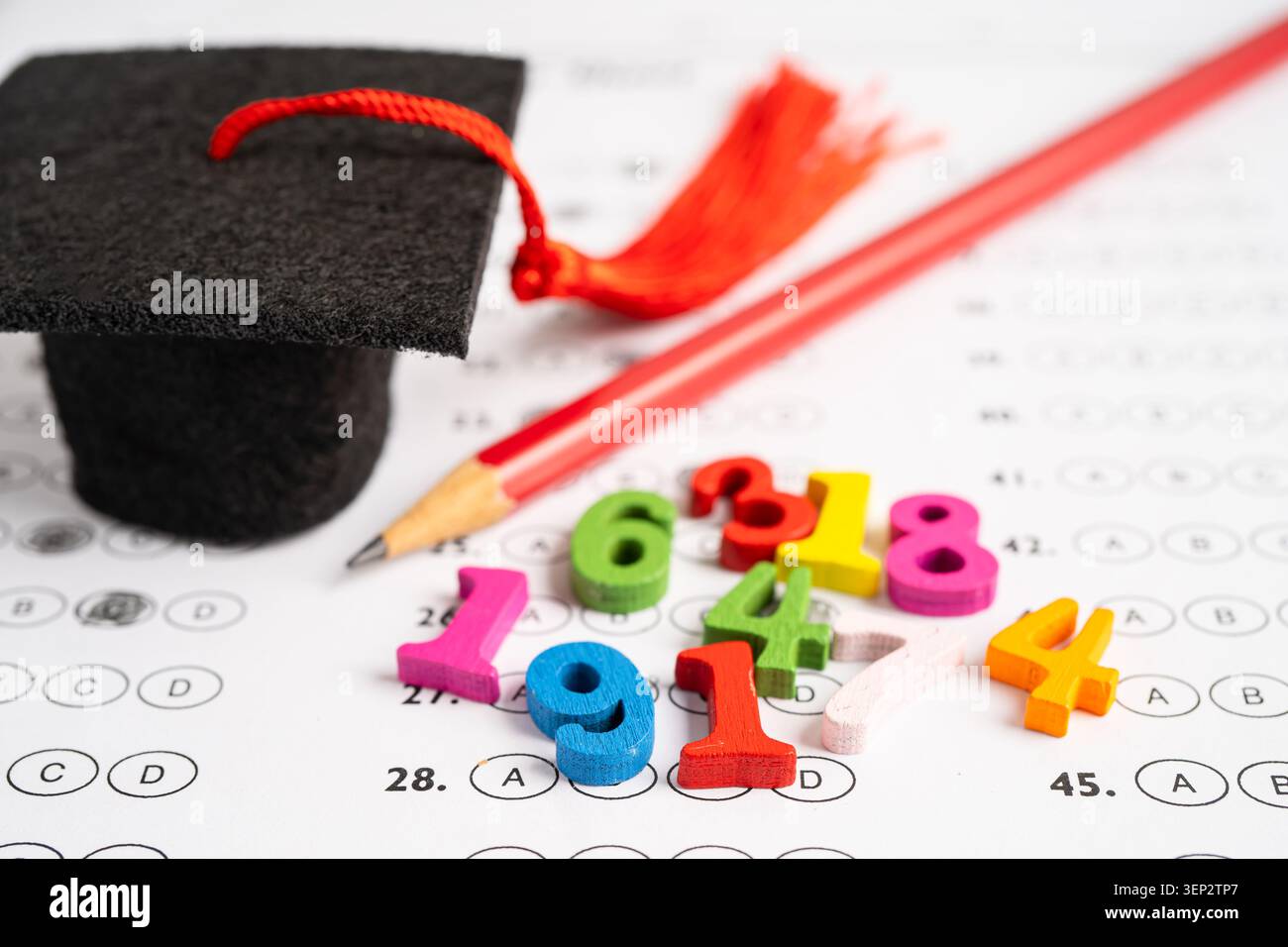 Chapeau et crayon d'écart de graduation sur papier de feuille de réponse, test d'étude d'éducation apprentissage enseigner concept. Banque D'Images